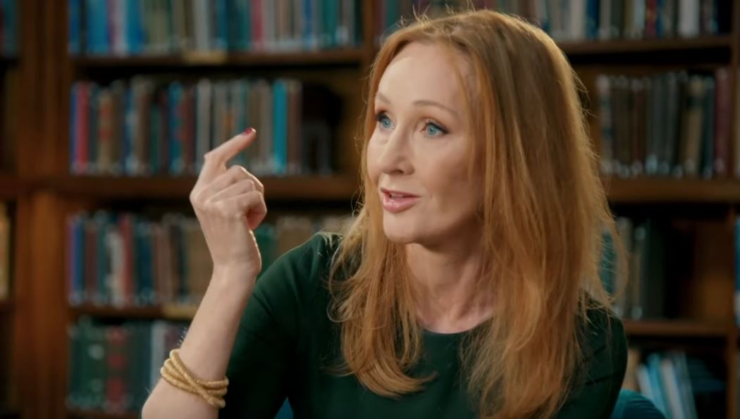 Opinioni sui transgender equiparate a insulti razziali e religiosi. J.K. Rowling: «Se è così sono pronta ad andare in prigione». 1